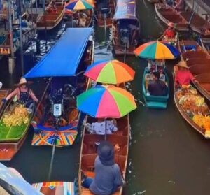 Damnoen Saduak Floating Market (Number 1 Floating Market)