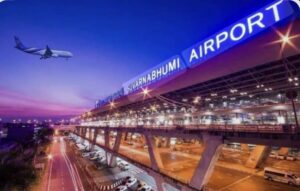 Explore the Maeklong Railway Market, Damnoen Saduak Floating Market, and Amphawa Floating Market. We offer day trips (morning to evening) in nearby areas, including airport transfers from Bangkok and nationwide delivery. Prices start at 1500 THB.